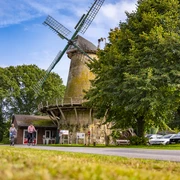 Enkings Mühle mit Fahrradfahrern Enkings Mühle mit Fahrradfahrern