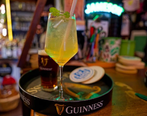 Leckere Getränke in Dingle`s Irish Pub in Mettmann Guinness-Tablett mit zwei Bieren und dekoriertem Longdrink in irischem Pub.