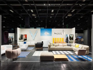 idd cologne Innenansicht einer modern eingerichteten Wohnzimmer-Präsentation mit Möbeln und dekorativen Elementen.Interior view of a modern living room presentation with furniture and decorative elements.