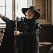 Nachtwächter (Hauptbild).jpg Ein Nachtwächter im historischen Kostüm erklärt Besuchern in einem traditionell eingerichteten Raum Details.A night watchman in historical costume explains details to visitors in a traditionally furnished room.Een nachtwaker in historisch kostuum geeft uitleg aan bezoekers in een traditioneel ingerichte kamer.