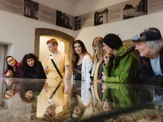 Rathaus- und Altstadt (3).jpg Eine Gruppe Menschen betrachtet aufmerksam ein Stadtmodell in einem hellen Raum mit historischen Tafeln.A group of people look attentively at a model of the city in a bright room with historical panels.Een groep mensen kijkt aandachtig naar een maquette van de stad in een lichte kamer met historische panelen.