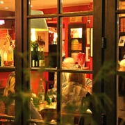 Weihnachtlich1.jpg Ein Blick durch Fenster auf ein festlich beleuchtetes Restaurant mit Gästen am Tisch.A view through the window of a festively lit restaurant with guests at the table.