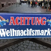 IMG_0578.JPG Warnschild für Weihnachtsmarkt mit zwei kleinen Engeln, die Hörner spielen.Warning sign for Christmas market with two little angels playing horns.