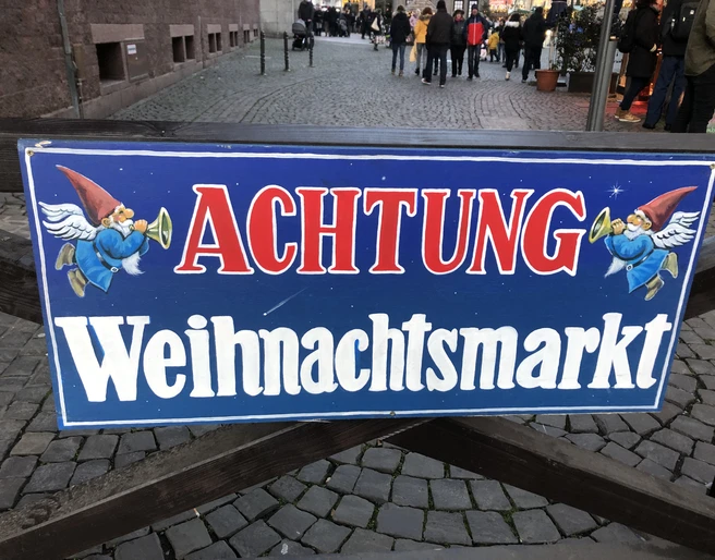 IMG_0578.JPG Warnschild für Weihnachtsmarkt mit zwei kleinen Engeln, die Hörner spielen.Warning sign for Christmas market with two little angels playing horns.