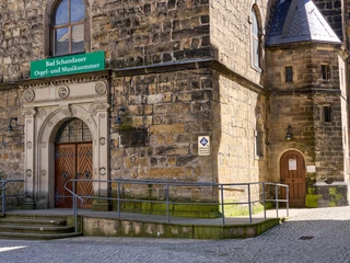 Kirche Bad Schandau  Eingang zur Kirche mit Schild "Bad Schandauer Orgel- und Musiksommer".