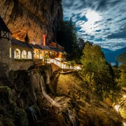 st-beatus-hoehlen-beleuchtet-abendstimmung.jpg