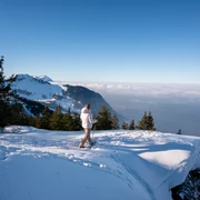 Klewenalp-Schneeschuhlaufen-Frau-Stollen.jpg Frau am Schneeschuhlaufen beim Stollen auf der Klewenalp