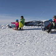 Klewenalp Schlitteln Wintersafari_Copyright VTRK (8).jpg Eine Familie am Schlitteln auf der Klewenalp