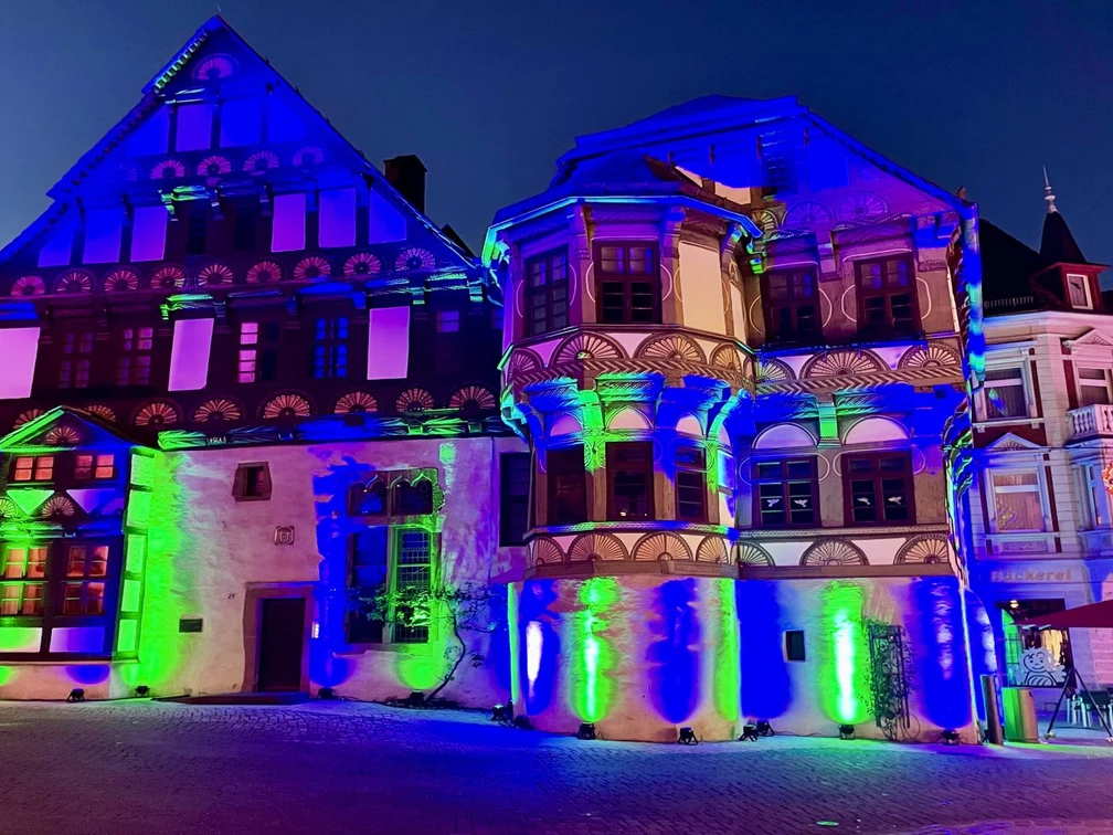 Einkaufen im Lichterglanz_Galerie.jpg Dechanei bunt beleuchtet