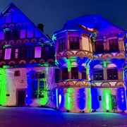 Einkaufen im Lichterglanz_Galerie.jpg Dechanei bunt beleuchtet
