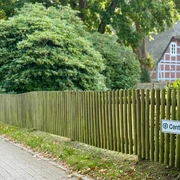 wanderweg-center-parcs-bispingen (1).jpg Ein ruhiger Weg durch grüne Natur führt zu einem traditionellen Fachwerkhaus in Bispingen.