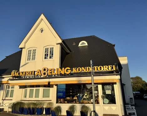 Traditionelle Bäckerei Abeling in einem weißen Giebelhaus auf Sylt