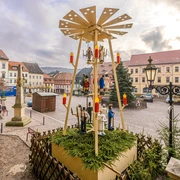 Marktplatz-Rosswein- Weihnachten in der Region Leipzig Marktplatz von Roßwein mit weihnachtlicher Pyramide, umgeben von historischen Gebäuden.