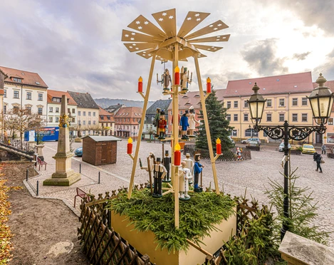 Marktplatz-Rosswein- Weihnachten in der Region Leipzig Marktplatz von Roßwein mit weihnachtlicher Pyramide, umgeben von historischen Gebäuden.