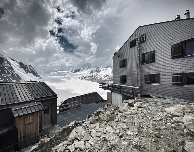 Konkordiahütte mit Blick auf Aletschgletscher Blick von der Konkordiahütte auf die 2-Tage-Gletschertour Aletschgletscher mit eindrucksvoller Gletscherfläche im Sommer