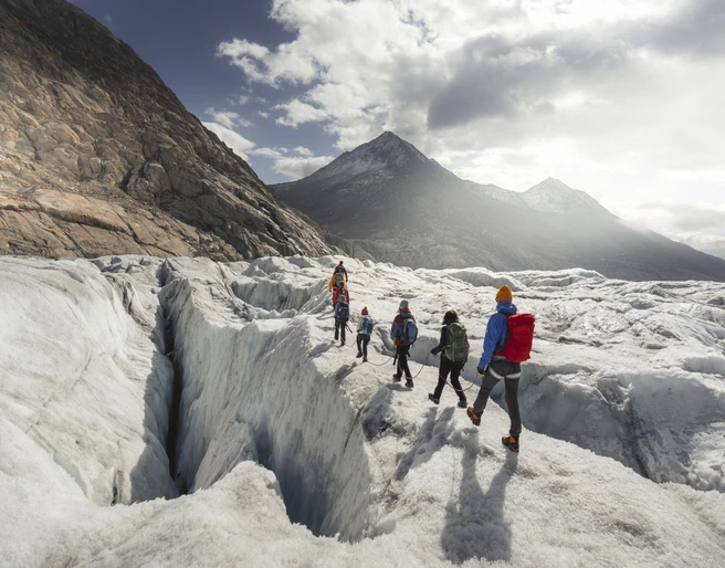 Rope team on the Aletsch Glacier Teilnehmer der Gletschertour Jungfraujoch Aletsch überqueren gesichert eine tiefe Eisspalte auf dem Grossen AletschgletscherParticipants on the Jungfraujoch Aletsch glacier tour safely cross a deep crevasse on the Great Aletsch GlacierLes participants à la randonnée sur le glacier du Jungfraujoch Aletsch traversent en toute sécurité une profonde crevasse de glace sur le grand glacier d'Aletsch.