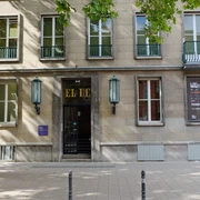 EL-DE House in Cologne Fassade des EL-DE-Hauses in Köln mit einem Eingangsportal und Informationstafeln.Façade of the EL-DE House in Cologne with an entrance portal and information boards.