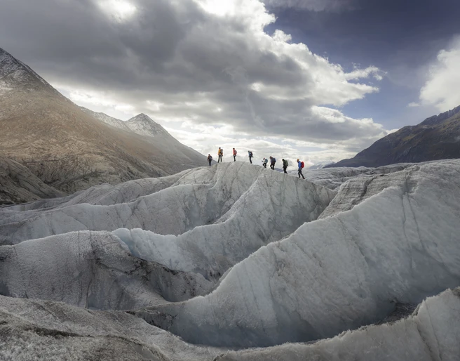 Corde sur le glacier d'Aletsch Teilnehmer der Aletschgletscher Rundtour überqueren gesichert die zerklüfteten Eisformationen auf dem Grossen AletschgletscherParticipants on the Aletsch Glacier round tour cross the jagged ice formations on the Great Aletsch Glacier in safetyLes participants au circuit du glacier d'Aletsch traversent en toute sécurité les formations de glace déchiquetées du grand glacier d'Aletsch.