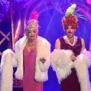 Röschen Sitzung in Cologne Zwei Personen in glitzernden Kleidern und Federboas auf einer farbigen Bühne.Two people in glittering dresses and feather boas on a colorful stage.