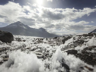 Faszination Eis und Landschaft UNESCO Gletschertour Aletsch führt durch Eisformationen und Geröll mit Blick auf umliegende Gipfel im Wallis