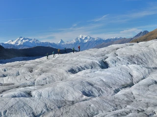 Visite guidée sur le glacier d'Aletsch Gruppe von Bergsteigern wandert bei Sonnenschein während der 2-Tage-Erlebnis Gletschertour Aletsch auf dem AletschgletscherGroup of mountaineers hiking on the Aletsch Glacier in the sunshine during the 2-day Aletsch Glacier Tour experienceGroupe d'alpinistes marchant sur le glacier d'Aletsch sous le soleil pendant les 2 jours de l'excursion "Gletschertour Aletsch".