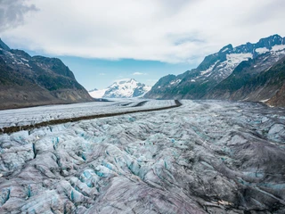 Luftaufnahme Aletschgletscher bei Märjelensee Drohnenaufnahme des Aletschgletschers mit Moränen und Wandergruppen während der Gletschertour Jungfraujoch Märjelensee