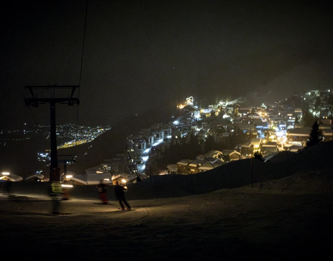 Fackelabfahrt mit Aussicht auf Bettmeralp Skifahrer fahren mit Fackeln bei Nacht ins Tal während des Mondscheinessen Aletsch Arena bei der Bettmeralp