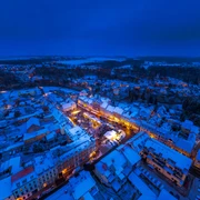 Weihnachtsmarkt-Frohburg-Marktplatz-Abend-Drohnenansicht-Advent-Region-Leipzig-Luftflug-leipzig-travel.jpg Der Weihnachtsmarkt in Frohburg, aufgenommen bei Abenddämmerung, erstrahlt von oben in festlichem Glanz.