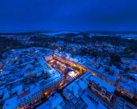 Weihnachtsmarkt-Frohburg-Marktplatz-Abend-Drohnenansicht-Advent-Region-Leipzig-Luftflug-leipzig-travel.jpg Der Weihnachtsmarkt in Frohburg, aufgenommen bei Abenddämmerung, erstrahlt von oben in festlichem Glanz.