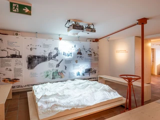 Ausstellung im Pro Natura Zentrum Villa Cassel Interaktive Ausstellung mit Zeitstrahl im Pro Natura Zentrum während der Villa Cassel Aletschwald Geschichte