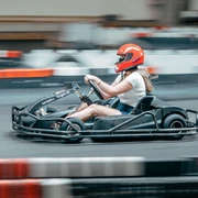 Frau im Kart im Kart- und Bowlingcenter Willingen Frau im Kart im Kart- und Bowlingcenter Willingen