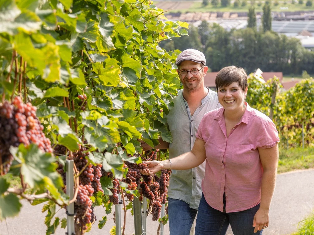 Ehepaar Bohnert in den Weinreben