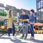regionaler Wochenmarkt auf dem Rathausplatz mit saisonalen Produkten