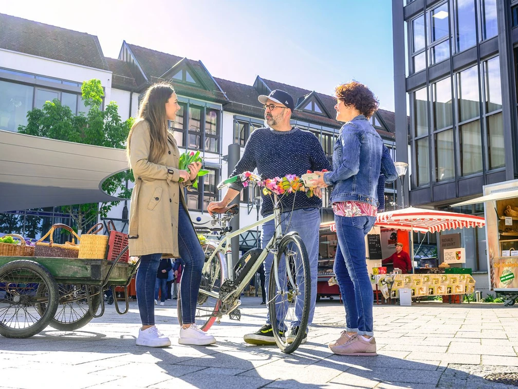 regionaler Wochenmarkt auf dem Rathausplatz mit saisonalen Produkten