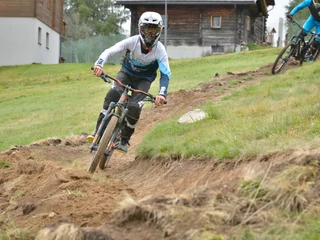 Junge Mountainbiker auf Übungstrail Kinderbikekurs Riederalp mit Jugendlichen beim Befahren eines Übungstrails auf der Riederalp