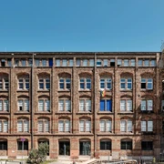 Schirn Dondorf Druckerei Backsteinfabrik mit Gerüst und Banner "HERE WE ARE SOON" in FrankfurtBrick factory with scaffolding and "HERE WE ARE SOON" banner in Frankfurt
