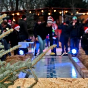 Weihnachtsmarkt Markkleeberg Rund um's Eis_Stadtverwaltung_Markkleeberg.JPG Die Besucher des Weihnachtsmarktes versuchen sich im Eisstockschießen.
