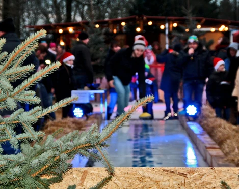 Weihnachtsmarkt Markkleeberg Rund um's Eis_Stadtverwaltung_Markkleeberg.JPG Die Besucher des Weihnachtsmarktes versuchen sich im Eisstockschießen.