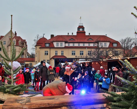Weihnachtsmarkt Markkleeberg Rund um's Eis_Rathausplatz_Stadtverwaltung Markkleeberg.JPG Buntes Treiben und zahlreiche Besucher auf dem Weihnachtsmarkt vor dem Rathaus Markkleeberg.