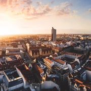 Panoramaansicht der Skyline von Leipzig | Leipzig Convention Bureau Panoramaansicht der Skyline von Leipzig – präsentiert vom Leipzig Convention BureauPanoramic view of the Leipzig skyline – presented by the Leipzig Convention Bureau
