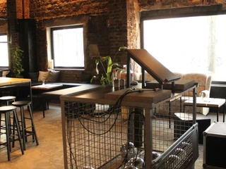 Der schwarze Hase Schliche Bar mit Backsteinwänden und moderner Einrichtung.Unpretentious bar with brick walls and modern furnishings.