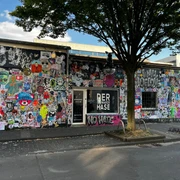 Der schwarze Hase Graffiti-bedeckte Fassade eines Gebäudes in urbaner Umgebung mit teils farbenfrohen Motiven.Graffiti-covered facade of a building in an urban environment with partly colorful motifs.