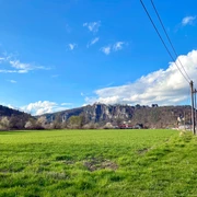 Blick vom Elberadweg zu den Basteifelsen oberhalb von Kurort Rathen