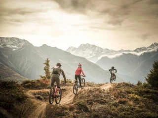 VTT pour enfants avec vue sur les Alpes Kinderbikekurs Bettmeralp mit Kindern auf dem Flowtrail hoch über dem Rhonetal mit AlpenpanoramaBettmeralp kids' bike course with children on the flow trail high above the Rhone Valley with panoramic views of the AlpsCours de VTT pour enfants Bettmeralp sur le flowtrail au-dessus de la vallée du Rhône avec panorama sur les Alpes