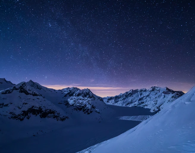 Sternenhimmel über dem Aletschgletscher Sternenfotografie Bettmerhorn mit Blick auf den verschneiten Aletschgletscher unter funkelndem Nachthimmel