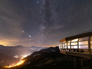 Milchstrasse über der Aletsch Arena Sternenfotografie Bettmerhorn mit Milchstrasse über dem beleuchteten Tal der Aletsch Arena und modernen Panoramarestaurant