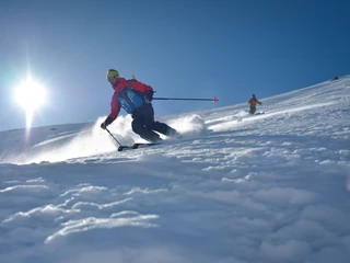 Abfahrt im Pulverschnee der Aletsch Arena Aletschgletscher Rundtour Ski mit Freerider bei der Abfahrt im Pulverschnee unter strahlender Wintersonne in der Aletsch Arena