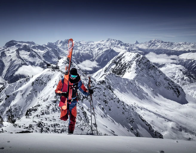 Montée à ski à l'Eggishorn Aletschgletscher Rundtour Ski mit Bergsteiger im Aufstieg am Eggishorn, Skier am Rucksack, mit Blick auf die Walliser AlpenAletsch Glacier round tour Ski with climber on the Eggishorn, skis on rucksack, with a view of the Valais AlpsCircuit du glacier d'Aletsch Ski avec alpiniste en ascension à l'Eggishorn, skis sur le sac à dos, avec vue sur les Alpes valaisannes