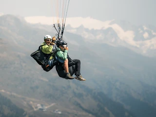 Tandem flight over the Aletsch Arena Aletsch Fly Deluxe Gleitschirmflug in der Aletsch Arena mit Pilot und Gast im Tandem vor den Walliser AlpenAletsch Fly Deluxe paragliding flight in the Aletsch Arena with pilot and guest in tandem in front of the Valais AlpsAletsch Fly Deluxe Vol en parapente dans l'Aletsch Arena avec pilote et invité en tandem devant les Alpes valaisannes