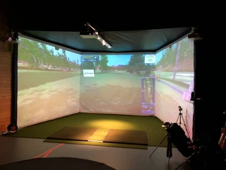 Golfsimulator im Sportzentrum Bettmeralp Indoor Golf Bettmeralp im Sportzentrum Bachtla mit modernem Golfsimulator für realistisches SpieltrainingIndoor Golf Bettmeralp in the Bachtla sports center with modern golf simulator for realistic game trainingIndoor Golf Bettmeralp au centre sportif Bachtla avec un simulateur de golf moderne pour un entraînement de jeu réaliste